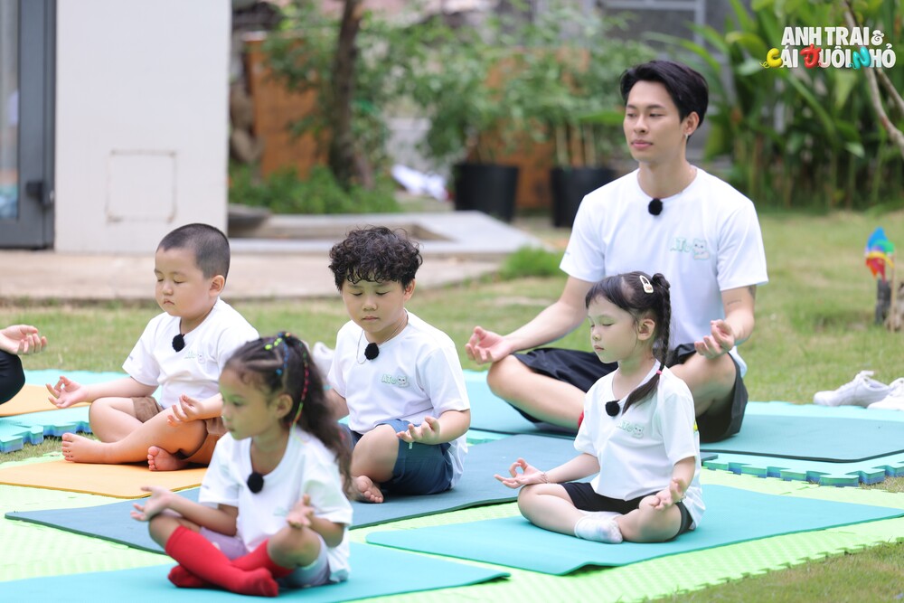 Sơn.K dạy bơi, Isaac vào bếp, dàn Anh Trai ghi điểm với loạt khoảnh khắc chăm trẻ đáng yêu
