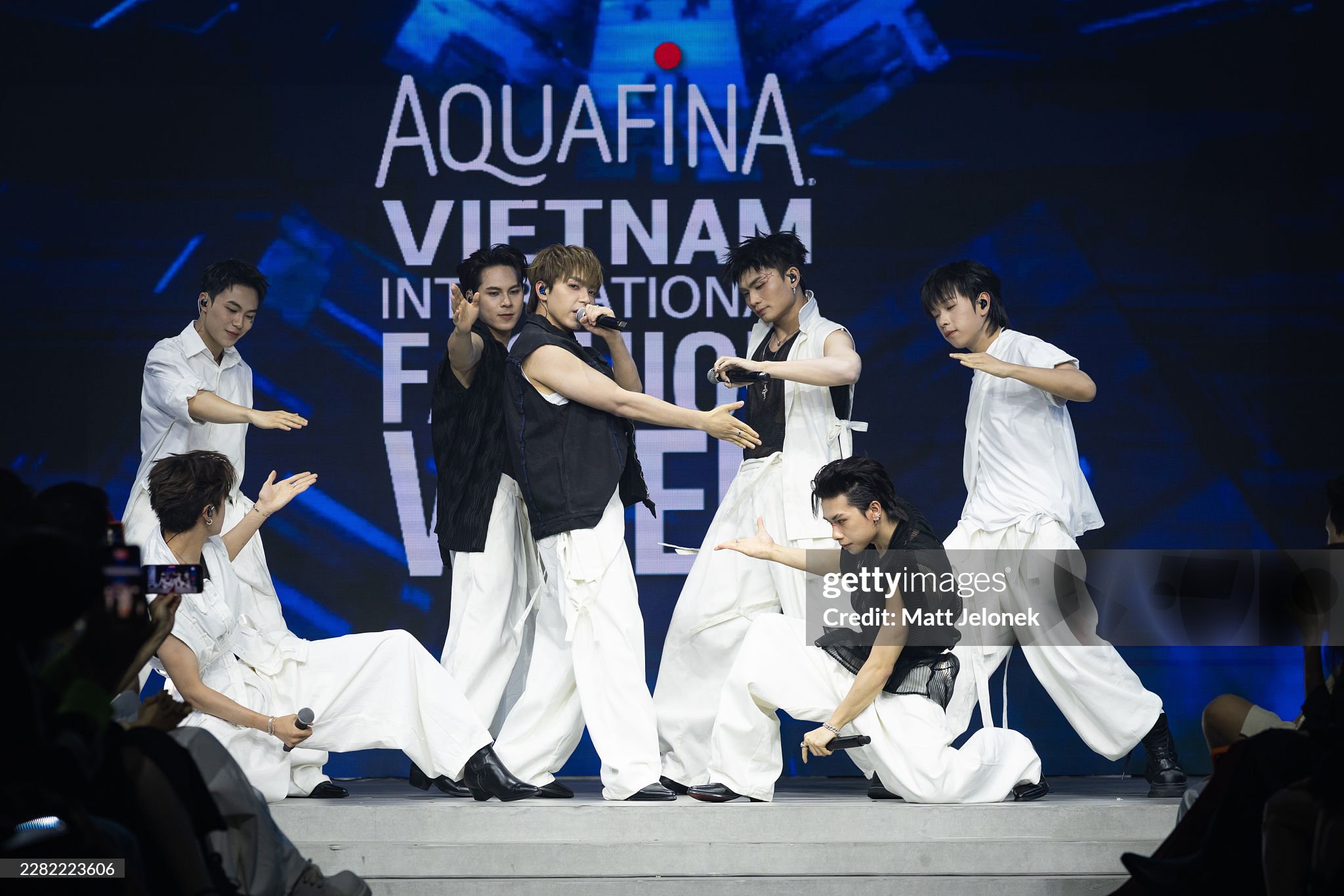 Tân binh UPRIZE gây chú ý tại Vietnam International Fashion Week, album đầu tay ghi nhận sức nóng sớm - 1