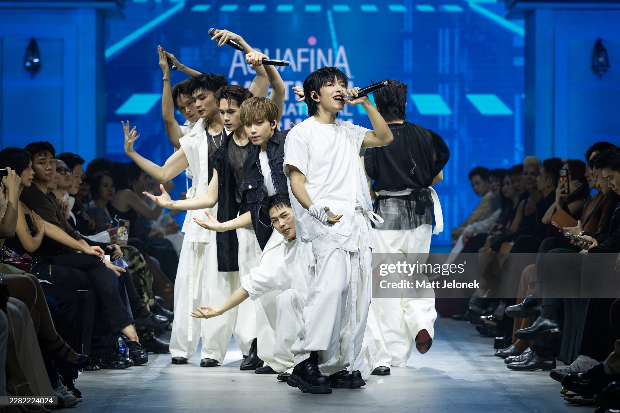 Tân binh UPRIZE gây chú ý tại Vietnam International Fashion Week, album đầu tay ghi nhận sức nóng sớm - 2