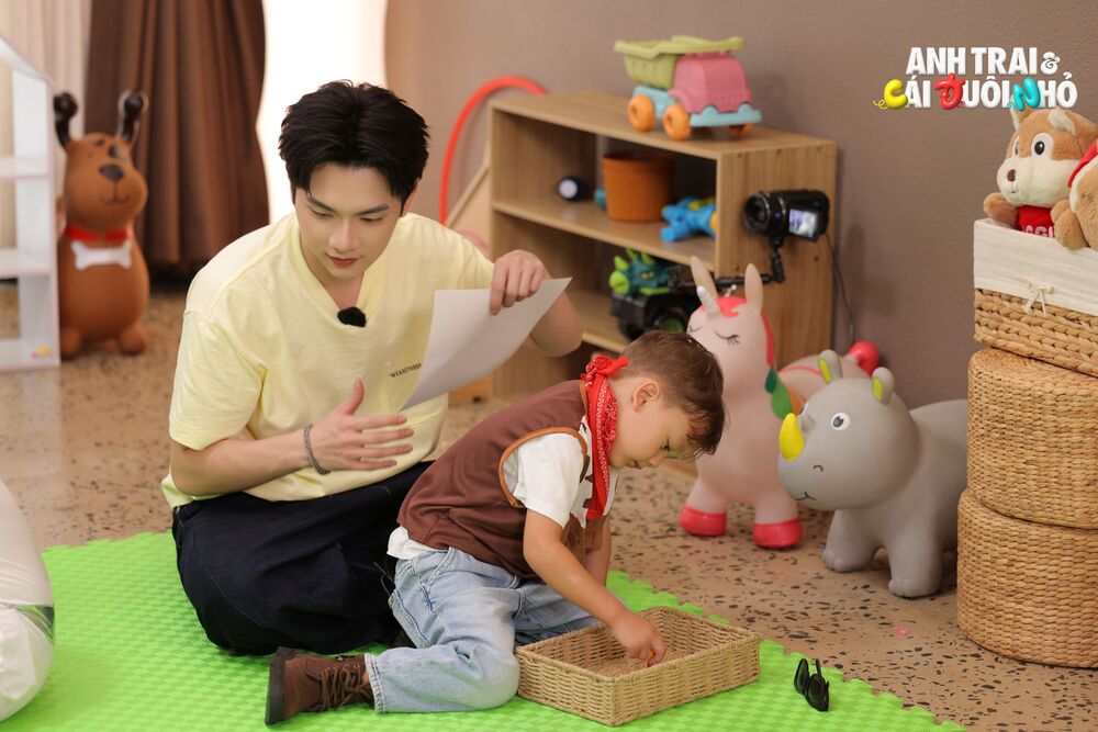 "Anh Trai Và Cái Đuôi Nhỏ" hé lộ sân khấu đầu tiên, YEOLAN và Vương Bình gia nhập dàn "thầy cô" đặc biệt