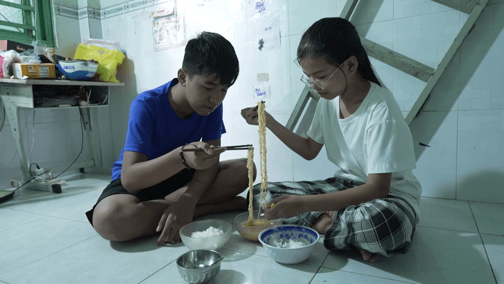 MC Ốc Thanh Vân nghẹn lòng, Phạm Lý Đức lén lau nước mắt trước nghị lực của cô bé sớm thiếu tình cha