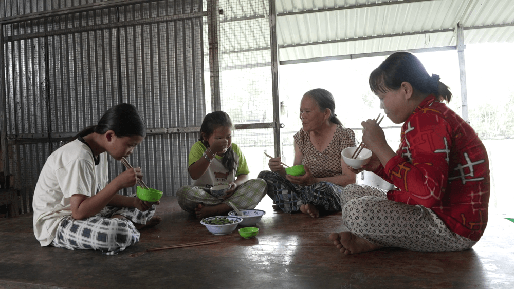 MC Ốc Thanh Vân nghẹn lòng, Phạm Lý Đức lén lau nước mắt trước nghị lực của cô bé sớm thiếu tình cha