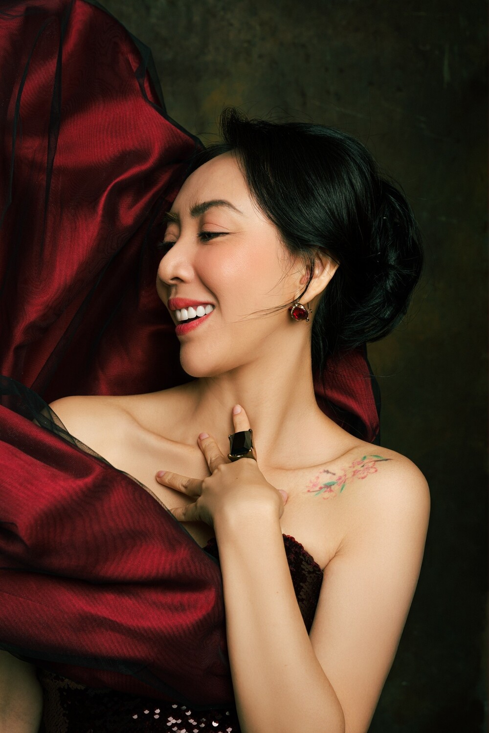 Lần đầu đóng vợ chồng trên màn ảnh rộng, Thu Trang và Tiến Luật gây tò mò với tạo hình mới