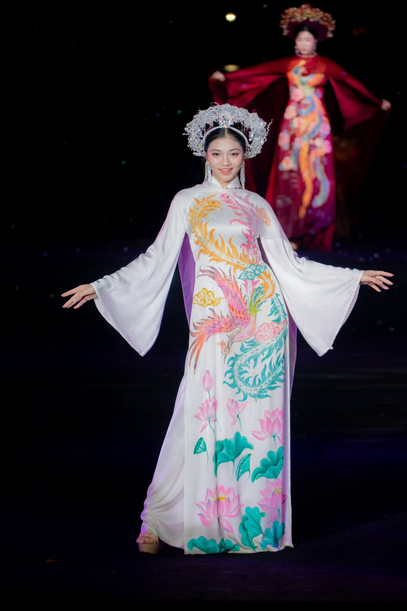 NTK Nguyễn Lan Vy trình làng BST “Áo dài Huế - Dòng chảy di sản hội nhập” tại Tuần lễ Áo dài Huế 2026