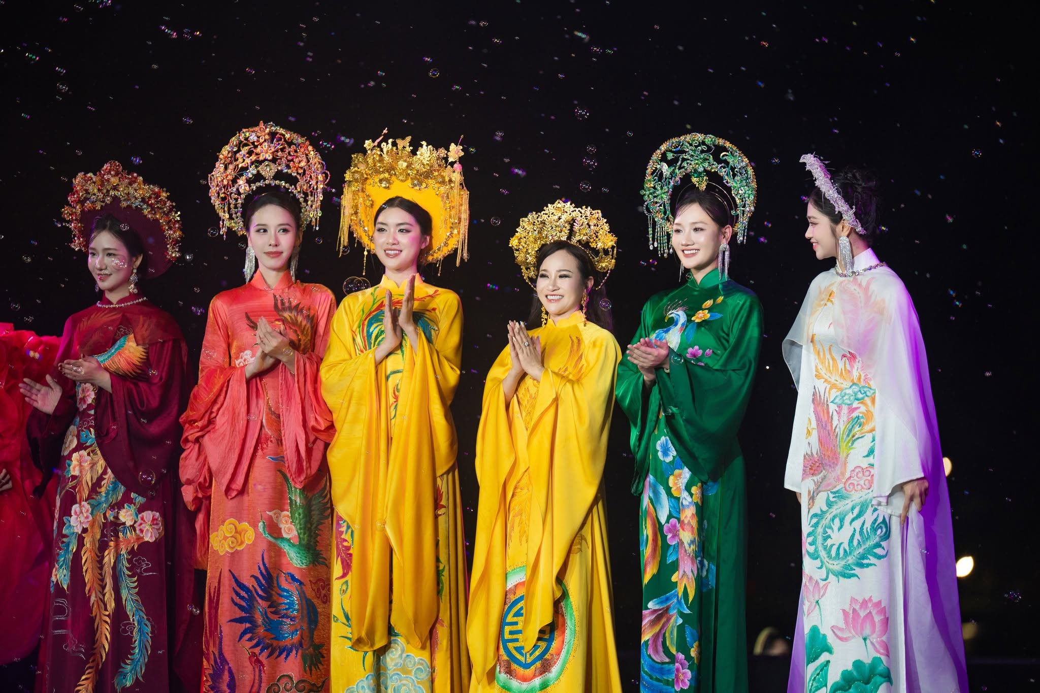 NTK Nguyễn Lan Vy trình làng BST “Áo dài Huế - Dòng chảy di sản hội nhập” tại Tuần lễ Áo dài Huế 2026