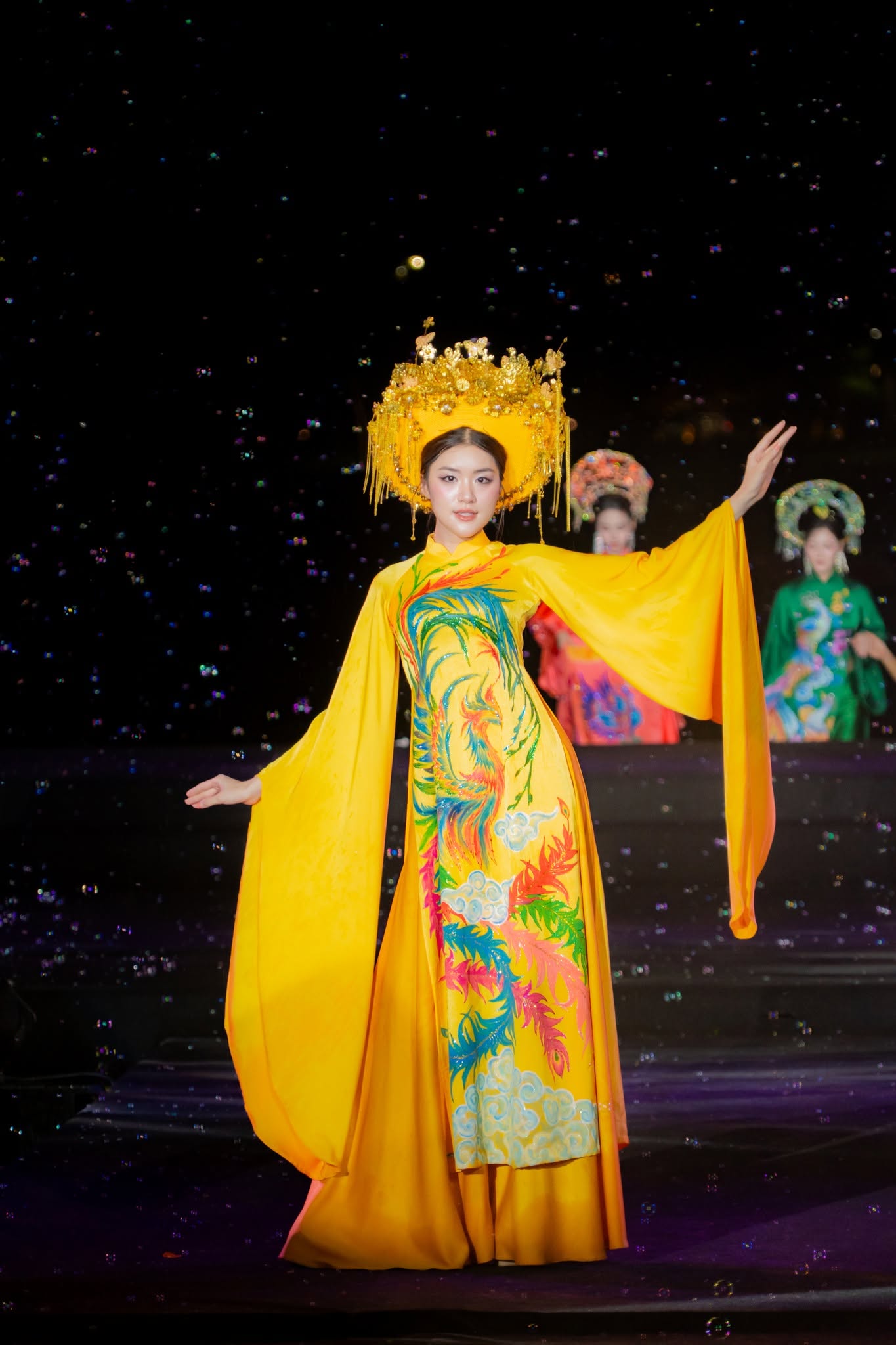 NTK Nguyễn Lan Vy trình làng BST “Áo dài Huế - Dòng chảy di sản hội nhập” tại Tuần lễ Áo dài Huế 2026