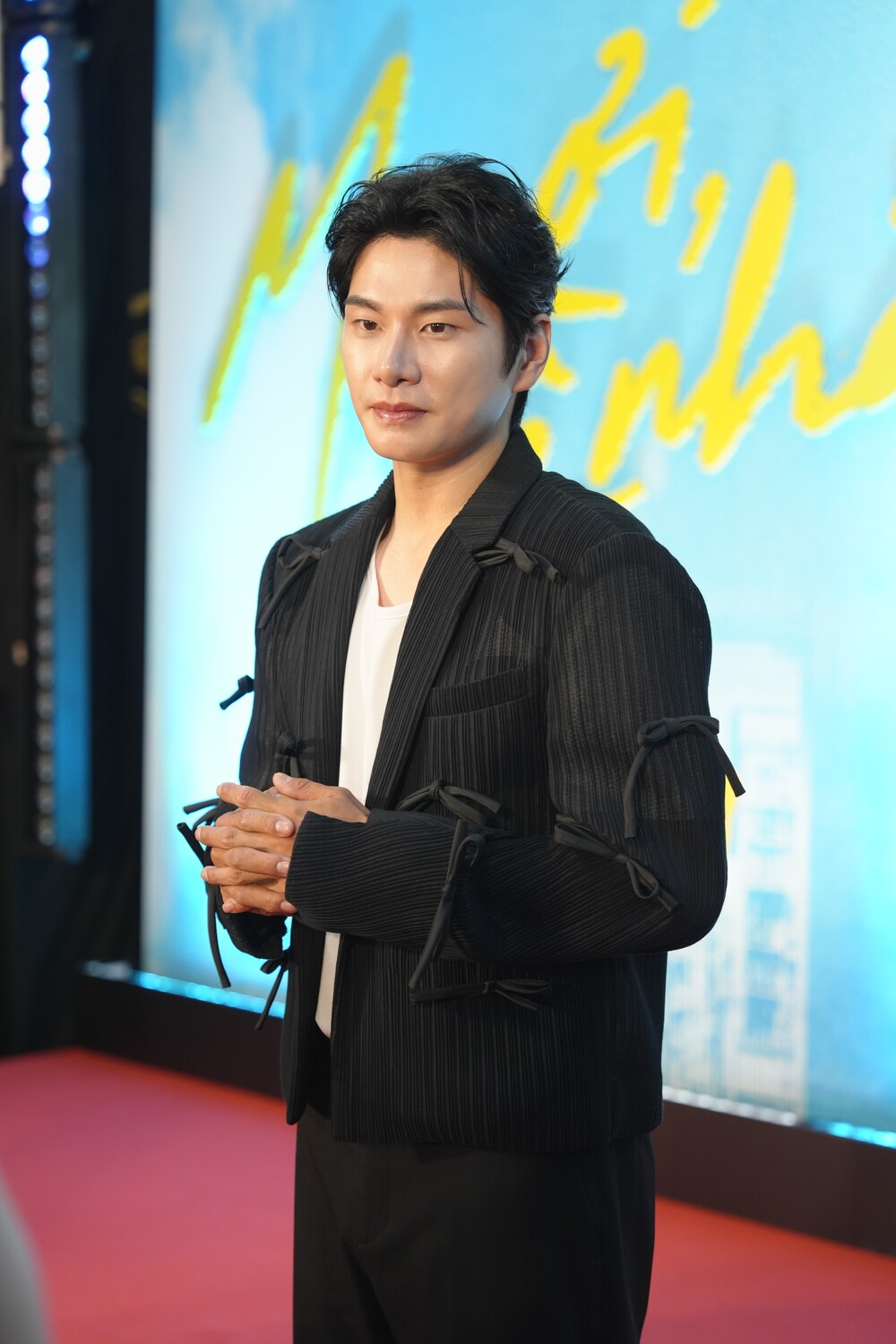 Lee Yi Kyung quỳ gối tri ân khán giả Việt, xúc động nhắc về mẹ tại họp báo "Mẹ ơi, về nhà"