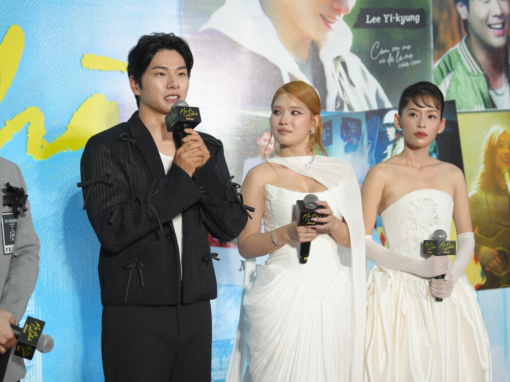 Lee Yi Kyung quỳ gối tri ân khán giả Việt, xúc động nhắc về mẹ tại họp báo "Mẹ ơi, về nhà"