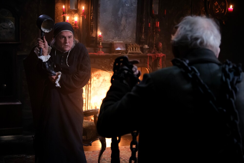 Johnny Depp tái xuất trong Phép màu đêm Giáng sinh, hóa thân lão Scrooge của kiệt tác 180 năm tuổi