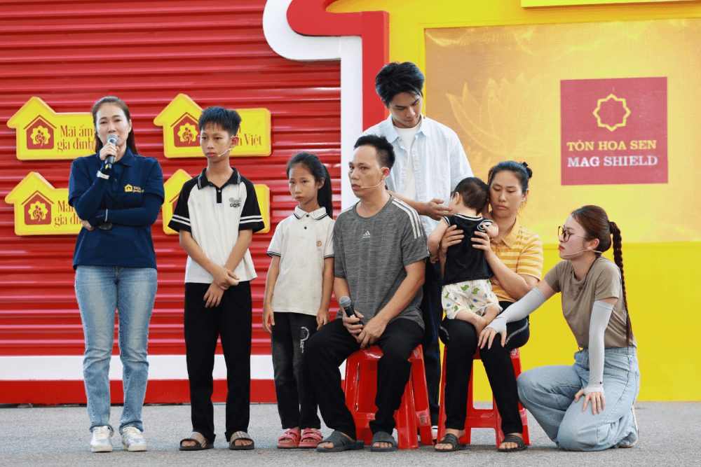 Khánh Vy bật khóc, cùng Võ Điền Gia Huy góp tiền sửa nhà cho cậu bé thiếu vắng tình thân