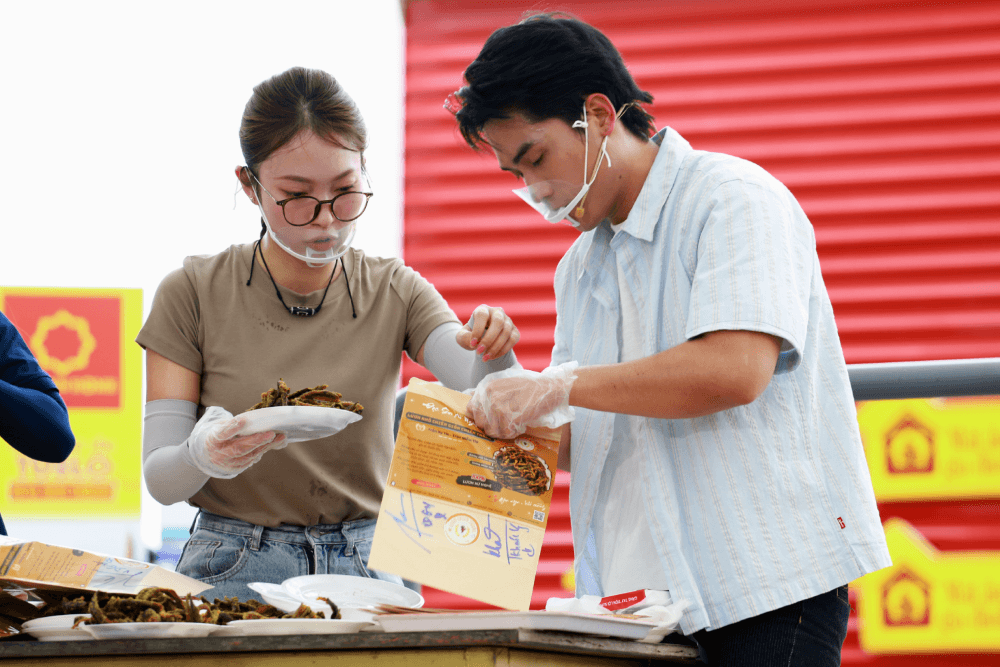 Khánh Vy bật khóc, cùng Võ Điền Gia Huy góp tiền sửa nhà cho cậu bé thiếu vắng tình thân