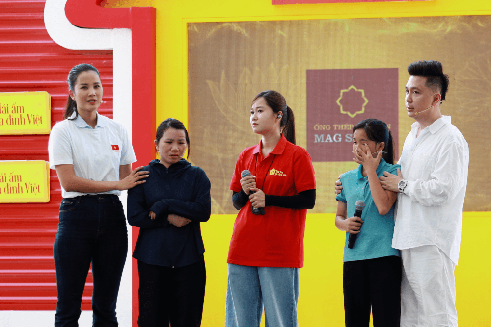 Lâm Vỹ Dạ bật khóc trước hai hoàn cảnh khó khăn, Hương Ly quyết định hỗ trợ học đến hết lớp 12