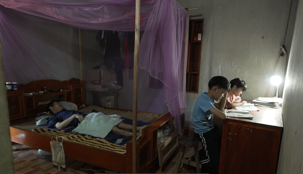 Lâm Vỹ Dạ bật khóc trước hai hoàn cảnh khó khăn, Hương Ly quyết định hỗ trợ học đến hết lớp 12