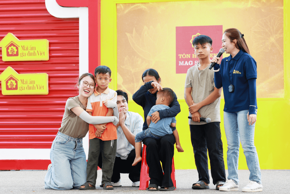 Mái ấm gia đình Việt tập 194 Gần 1 tỷ đồng được trao đến tay các em nhỏ có hoàn cảnh khó khăn