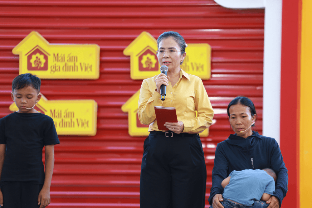 Mái ấm gia đình Việt tập 194 Gần 1 tỷ đồng được trao đến tay các em nhỏ có hoàn cảnh khó khăn
