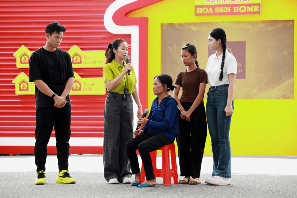 NSƯT Ốc Thanh Vân bật khóc trước bé gái mồ côi cha, mẹ bỏ đi từ khi mới 1 tháng tuổi