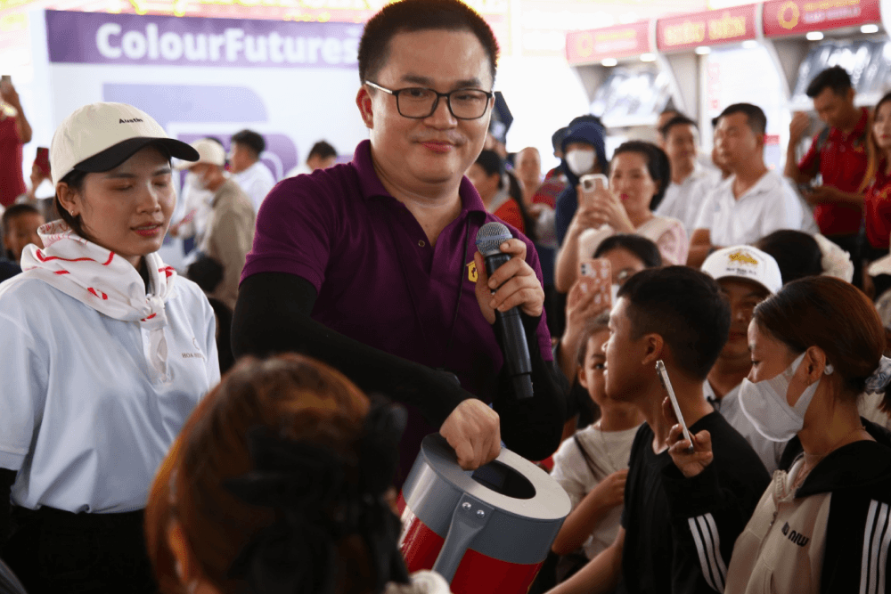 Quân A.P trao 150 triệu đồng cho các em nhỏ có hoàn cảnh khó khăn khi ghi hình “Mái ấm gia đình Việt” tại Khánh Hòa