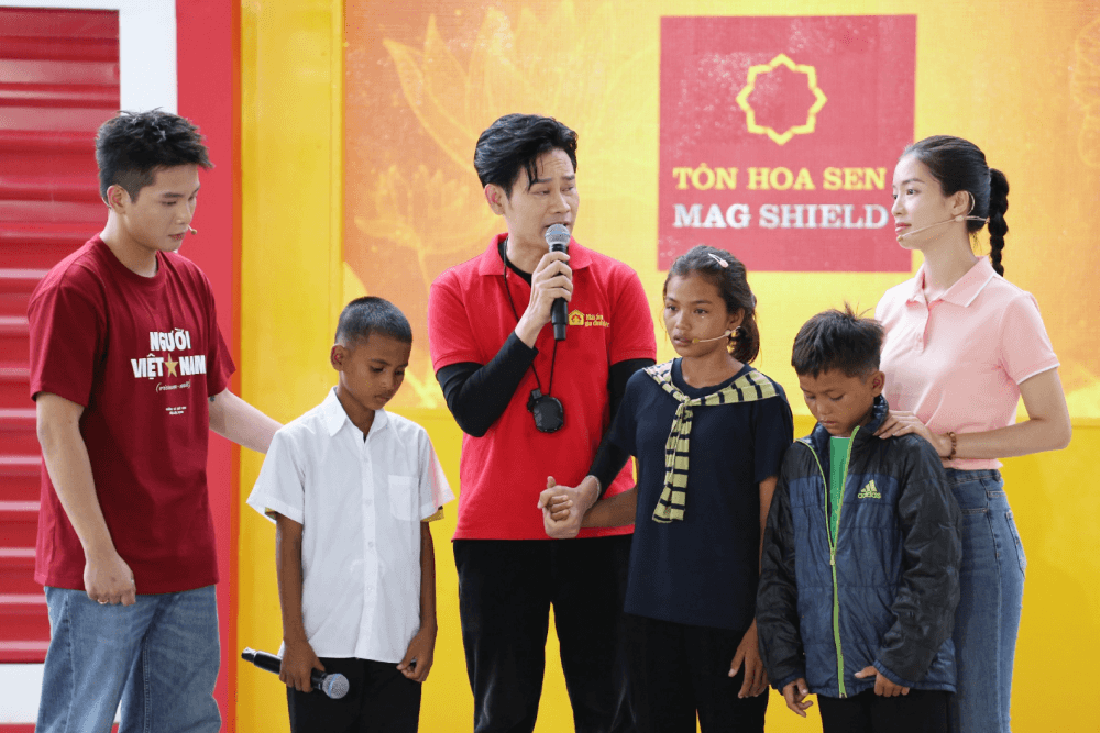Quân A.P trao 150 triệu đồng cho các em nhỏ có hoàn cảnh khó khăn khi ghi hình “Mái ấm gia đình Việt” tại Khánh Hòa