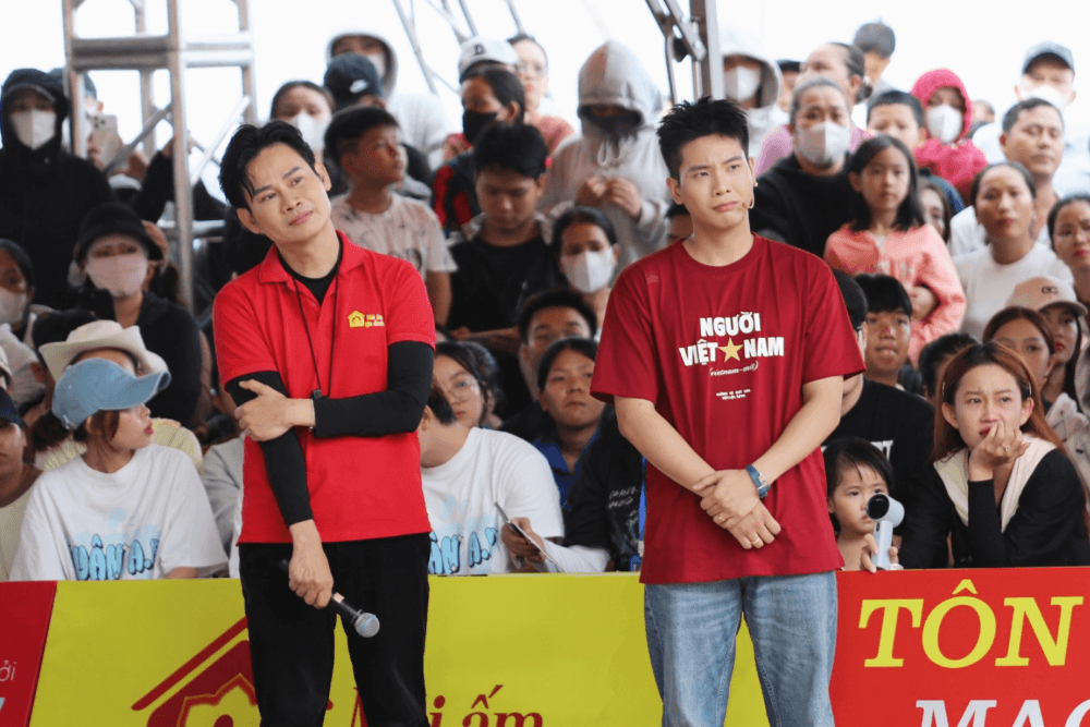 Quân A.P trao 150 triệu đồng cho các em nhỏ có hoàn cảnh khó khăn khi ghi hình “Mái ấm gia đình Việt” tại Khánh Hòa