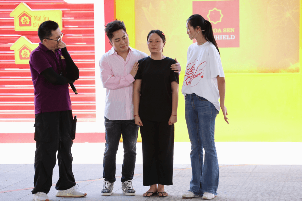 Quân A.P trao 150 triệu đồng cho các em nhỏ có hoàn cảnh khó khăn khi ghi hình “Mái ấm gia đình Việt” tại Khánh Hòa