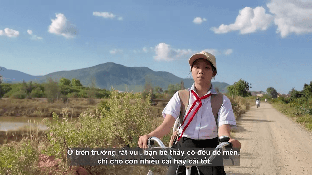 Quế Ngọc Hải ôm động viên bé gái mồ côi cha, sống cùng mẹ bệnh và bà ngoại già yếu