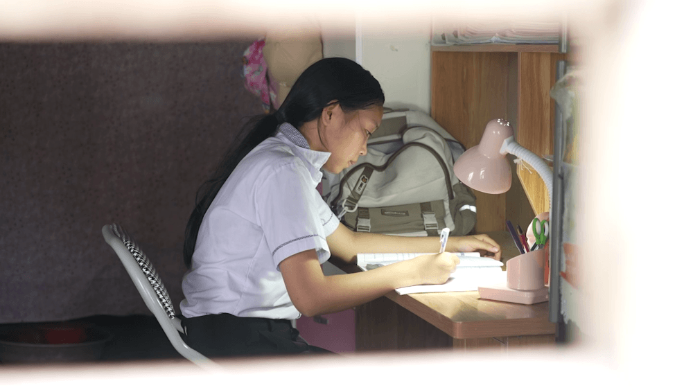 Quế Ngọc Hải ôm động viên bé gái mồ côi cha, sống cùng mẹ bệnh và bà ngoại già yếu