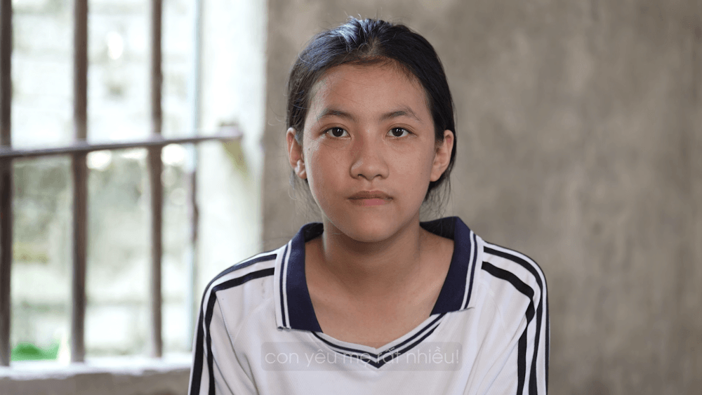 Quế Ngọc Hải ôm động viên bé gái mồ côi cha, sống cùng mẹ bệnh và bà ngoại già yếu