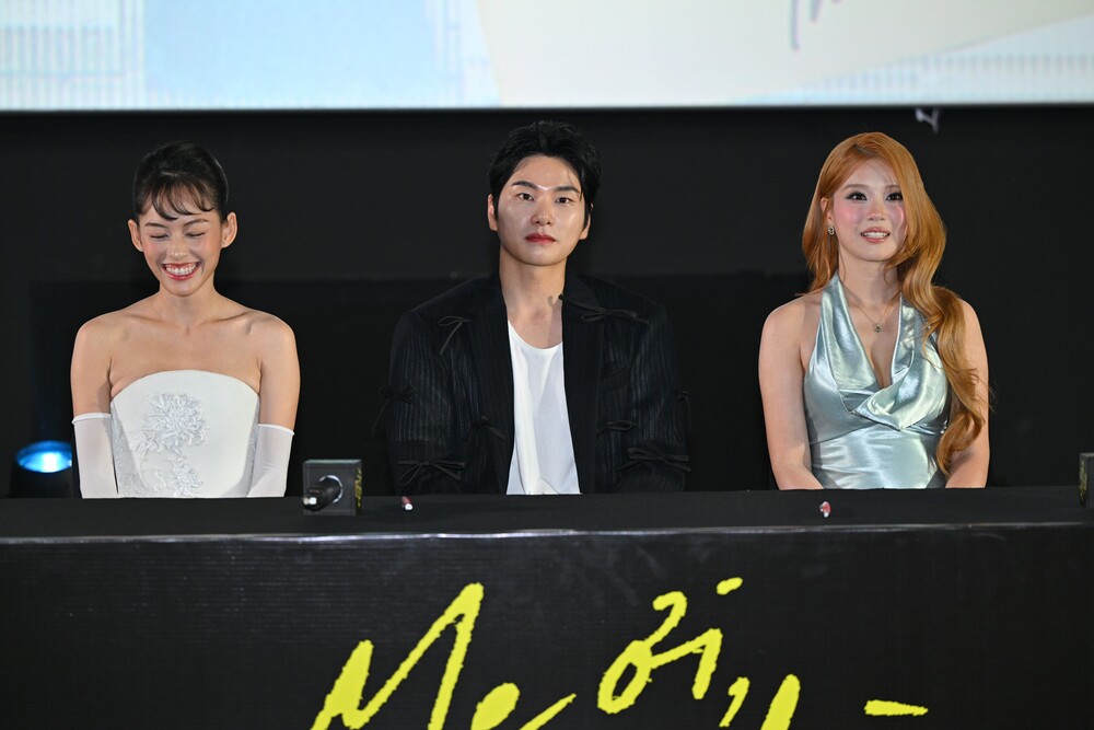 Lee Yi Kyung quỳ gối tri ân khán giả Việt, xúc động nhắc về mẹ tại họp báo "Mẹ ơi, về nhà"