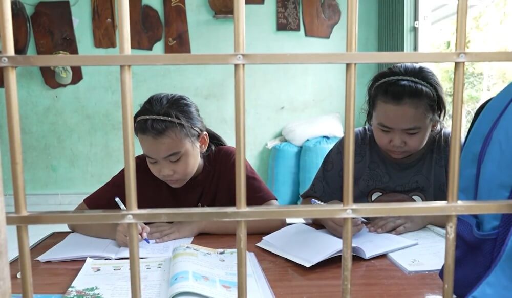 Quân A.P, Lâm Bích Tuyền xúc động trước những cô bé mồ côi cha, sớm trưởng thành để đỡ đần mẹ