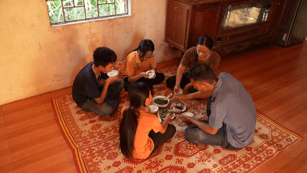 Cha mất thị lực, mẹ bị K máu, cô bé vẫn nỗ lực học tập khiến Ốc Thanh Vân, Hương Tràm cảm phục
