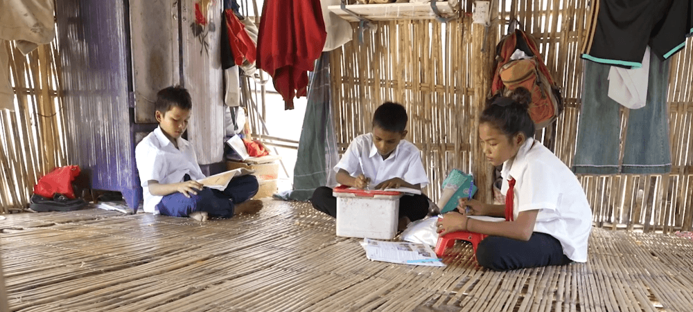 Quân A.P, Lâm Bích Tuyền “bất chấp hình tượng” vượt thử thách, cùng Dương Hồng Phúc bán trầm hương mang tiền tặng hoàn cảnh khó khăn
