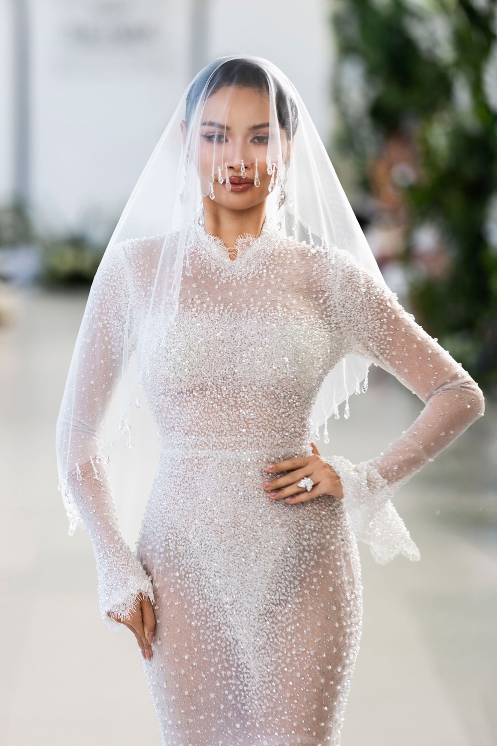 Hari Won lần đầu catwalk, Thanh Thủy làm vedette show thời trang cưới của Đỗ Long