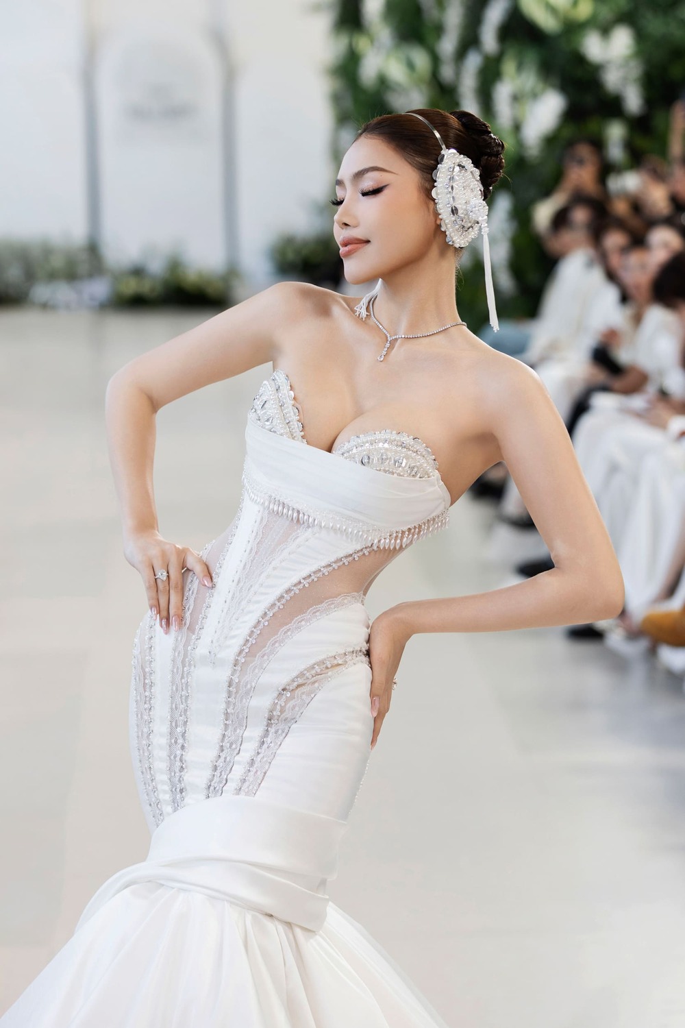 Hari Won lần đầu catwalk, Thanh Thủy làm vedette show thời trang cưới của Đỗ Long