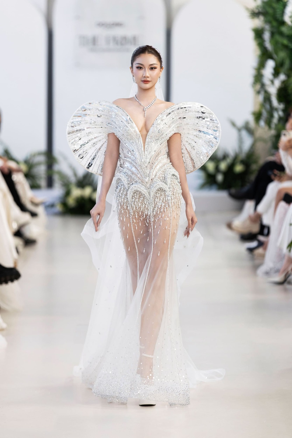 Hari Won lần đầu catwalk, Thanh Thủy làm vedette show thời trang cưới của Đỗ Long
