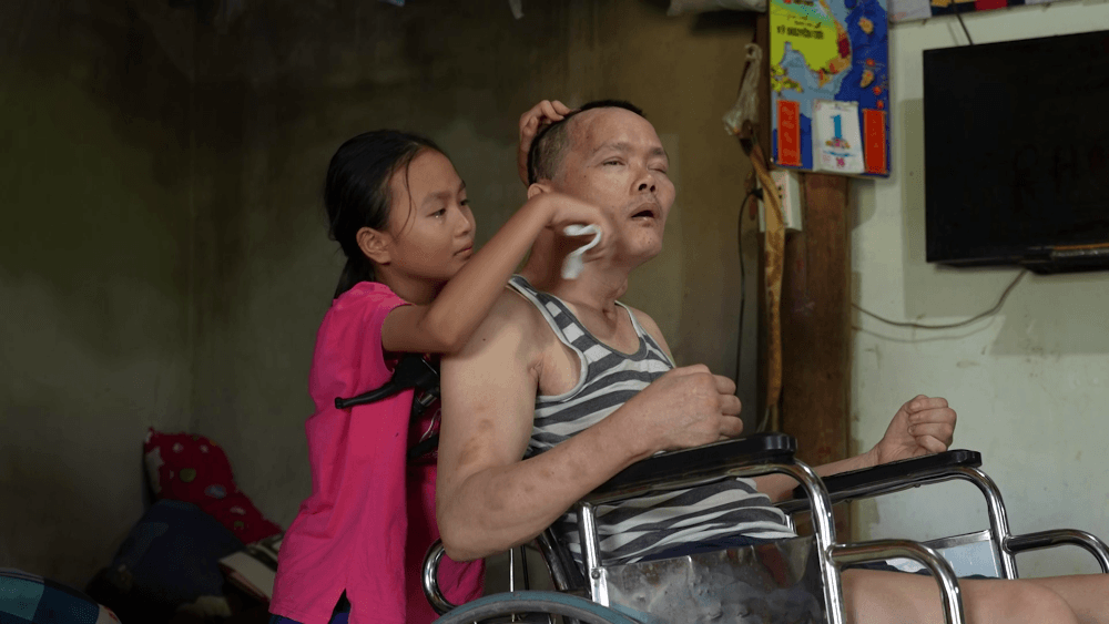 Hương Tràm bật khóc trước cô bé lớp 5 chăm cha sống thực vật, anh trai 17 tuổi đi phụ hồ nuôi gia đình