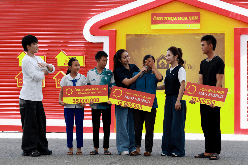 Hương Tràm bật khóc trước cô bé lớp 5 chăm cha sống thực vật, anh trai 17 tuổi đi phụ hồ nuôi gia đình