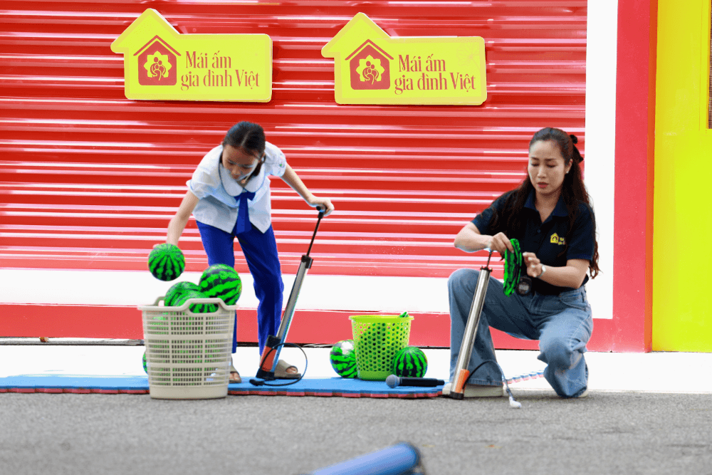 Hương Tràm bật khóc trước cô bé lớp 5 chăm cha sống thực vật, anh trai 17 tuổi đi phụ hồ nuôi gia đình