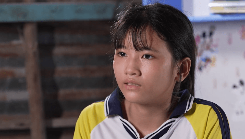 MC Huỳnh Lập ngồi gục xuống khóc trước bé gái mồ côi khao khát được gặp mẹ