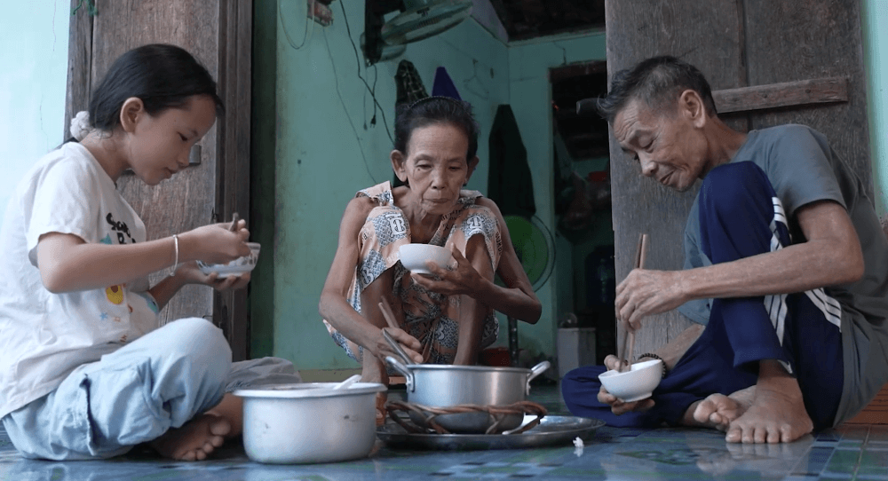 MC Huỳnh Lập ngồi gục xuống khóc trước bé gái mồ côi khao khát được gặp mẹ