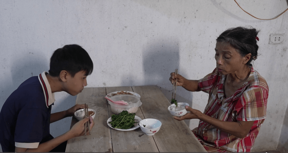 MC Thanh Thảo bật khóc, Á hậu Vân Nhi và ca sĩ Nguyễn Thái Học nghẹn lòng trước cậu bé một mình chăm mẹ bệnh