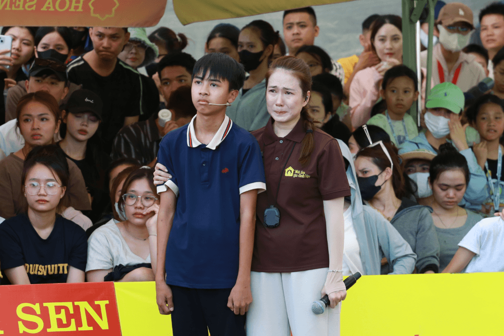 MC Thanh Thảo bật khóc, Á hậu Vân Nhi và ca sĩ Nguyễn Thái Học nghẹn lòng trước cậu bé một mình chăm mẹ bệnh