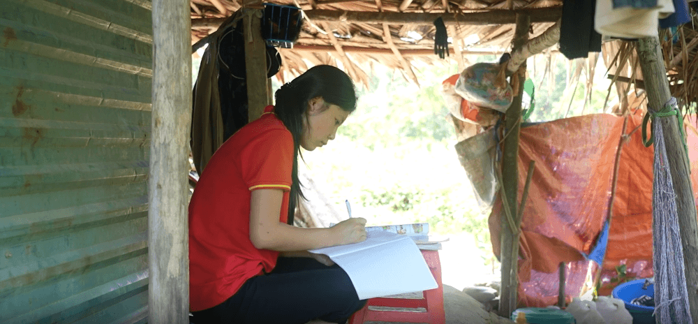 Nguyễn Trần Trung Quân tặng máy tính, hứa đồng hành cùng cậu bé 15 tuổi đến đại học