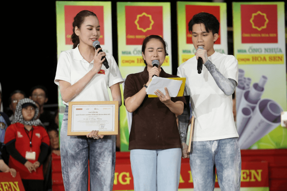 Ốc Thanh Vân đưa ba con theo cùng khi dẫn Mái ấm gia đình Việt Muốn con biết trân trọng những gì đang có