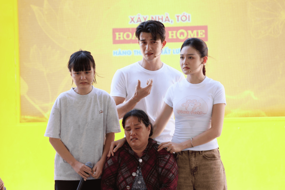 Ốc Thanh Vân đưa ba con theo cùng khi dẫn Mái ấm gia đình Việt Muốn con biết trân trọng những gì đang có