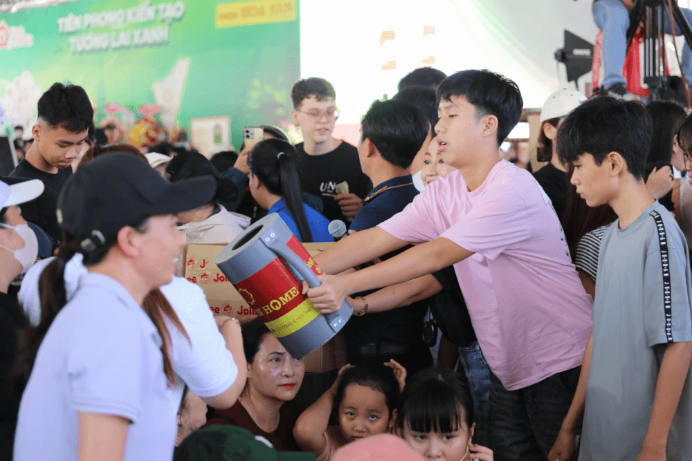 Ốc Thanh Vân đưa ba con theo cùng khi dẫn Mái ấm gia đình Việt Muốn con biết trân trọng những gì đang có