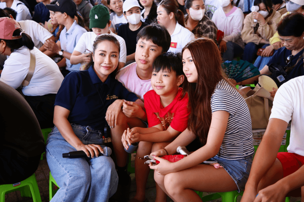 Ốc Thanh Vân đưa ba con theo cùng khi dẫn Mái ấm gia đình Việt Muốn con biết trân trọng những gì đang có