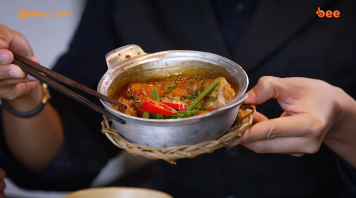 Quán ăn hạnh phúc tập 69 Năm Chà khiến Nam Khánh “dỗi” vì lên đồ quá bảnh, rồi cùng nhau mê mẩn món Việt