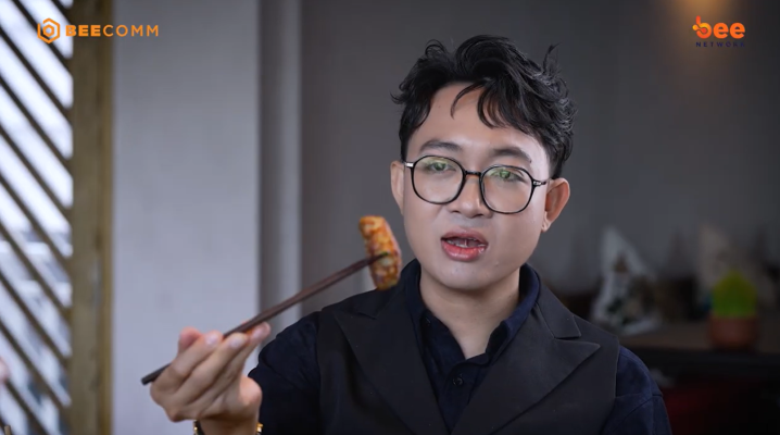 Quán ăn hạnh phúc tập 69 Năm Chà khiến Nam Khánh “dỗi” vì lên đồ quá bảnh, rồi cùng nhau mê mẩn món Việt