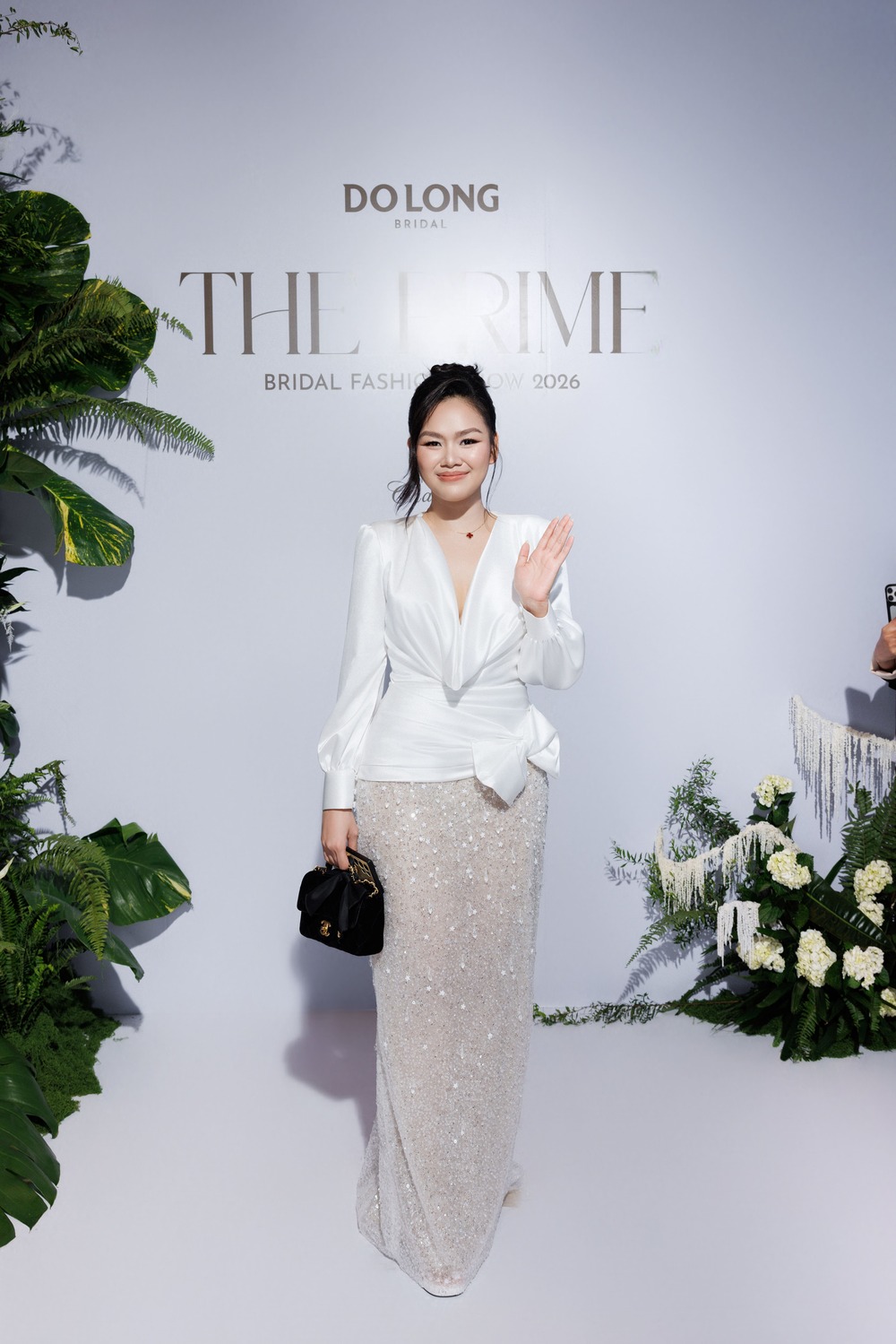 Hari Won lần đầu catwalk, Thanh Thủy làm vedette show thời trang cưới của Đỗ Long