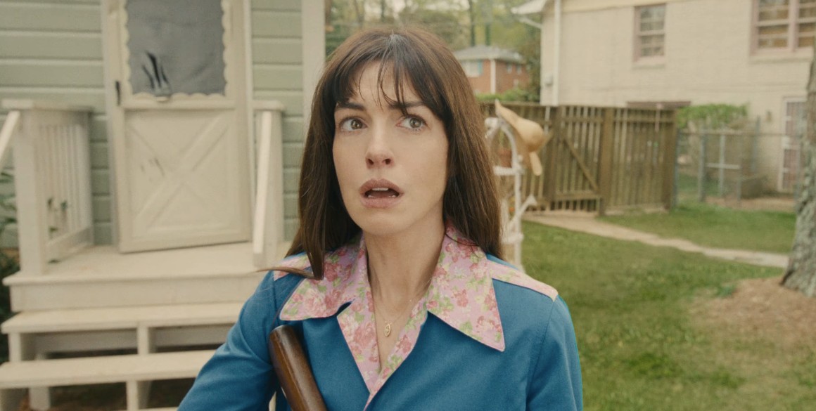 Anne Hathaway chờ 8 năm để hợp tác đạo diễn It Follows trong phim khủng long mới